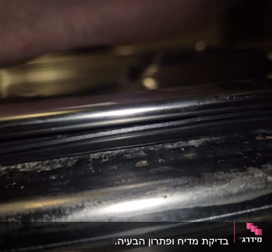 תמונה של משטח מתכת עם תאורה חלשה